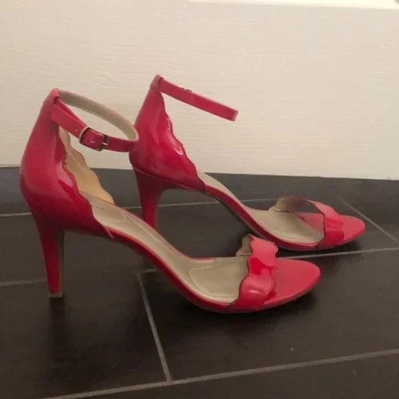 Scallop Strap Faux Patent Leather Red Heels 👠 - Picture 3 of 5